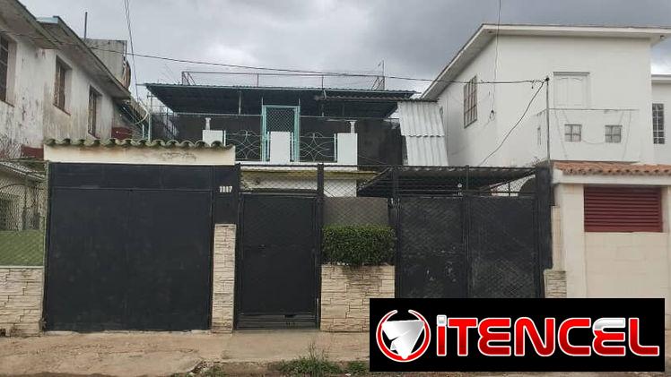Casa en playa de 6/4, garage doble. Precio negociable