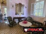 Se vende una casa neocolonial en zona muy céntrica de Morón
