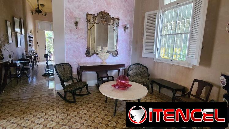 Se vende una casa neocolonial en zona muy céntrica de Morón