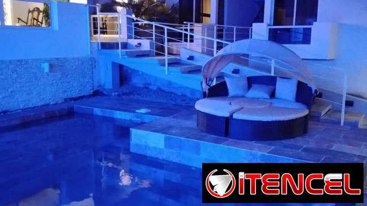 📱 Gran Hostal en 10 de Octubre con Piscina, Billar y Suites de Lujo