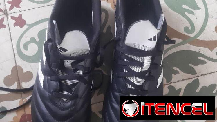Tacos de Futbol – Zapatillas Futsal (Adidas)