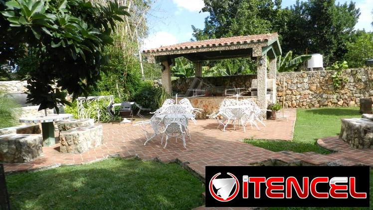 Pasadia en la Habana con piscina.Pasadía en Boyeros. Capacidad máxima para 20 personas. Se oferta almuerzo🦋