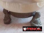 Vendo centro de mesa antiguo chino, de opalina y bronce con budas. Precio 50 usd.