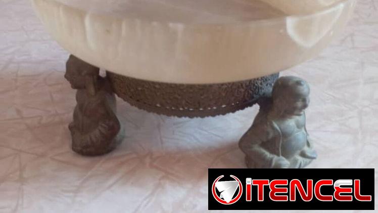 Vendo centro de mesa antiguo chino, de opalina y bronce con budas. Precio 50 usd.