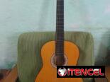 Se vende guitarra clásica con 2 juegos de cuerdas de respuesto