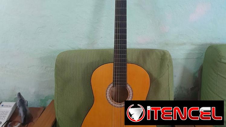 Se vende guitarra clásica con 2 juegos de cuerdas de respuesto