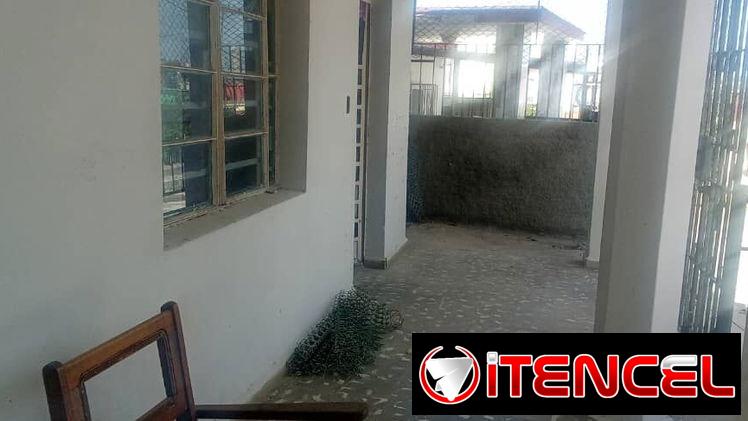 Casa de 2/4 puerta calle en Lawton cerca de luyano con portal garaje patio techo libre moderna cisterna y tanque elevado