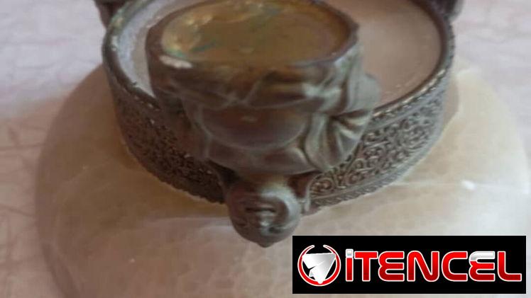 Vendo centro de mesa antiguo chino, de opalina y bronce con budas. Precio 50 usd.