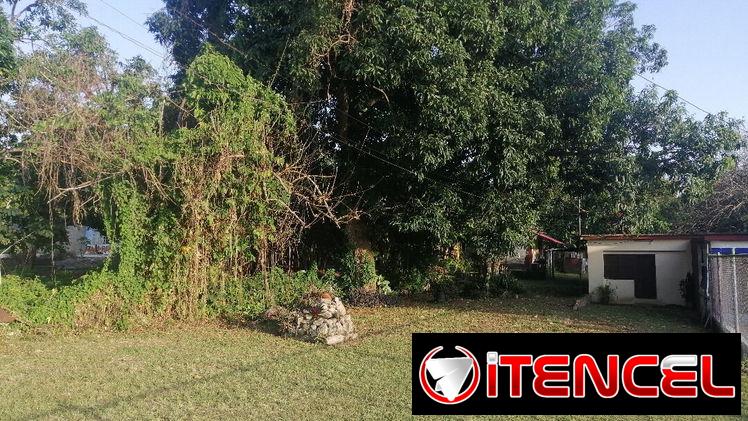 Se vende casa en Reparto Los Cocos en Boyeros con patio de tierra poseedor de árboles frutales.