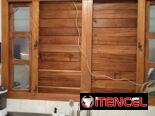 Ventana de madera de persianas