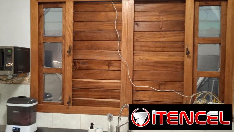 Ventana de madera de persianas