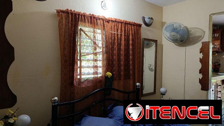 Se vende casa en Reparto Los Cocos en Boyeros con patio de tierra poseedor de árboles frutales.