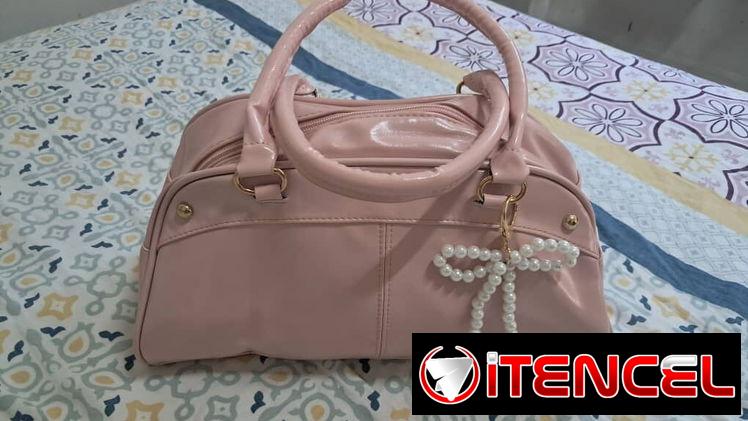 Bolso de hombro o de mano, de mujer.