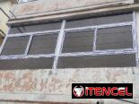Puertas de aluminio con cristales para exteriores y interiores