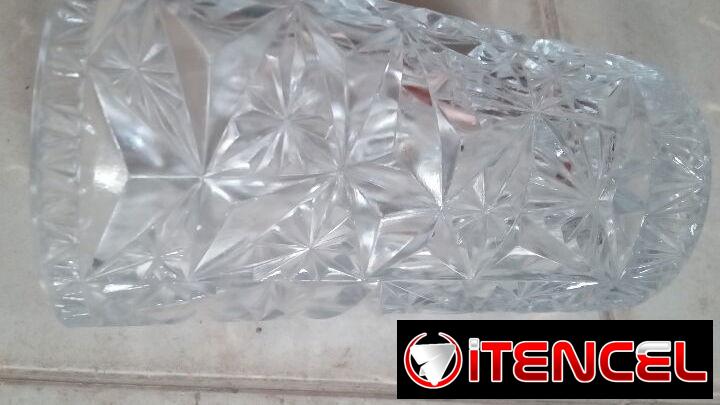 Búcaro mediano tallado de cristal de Bohemia