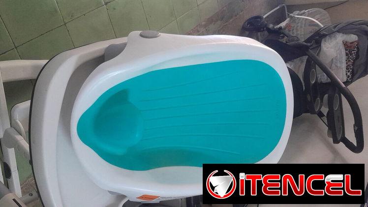 Bañera engomada para bebé utilizable sobre varias superficies