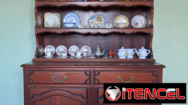 Se vende vajillero antiguo estilo inglés. Perfectas condiciones. Incluye objetos 1ra y 2da tabla