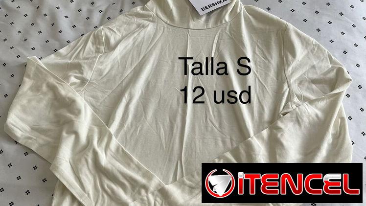 Bershka, cuello de tortuga.Crop Top, mangas largas, color blanco. Talla S.