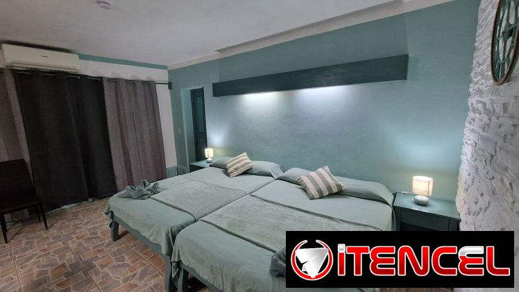 Hostal Las Palmas con Piscina y Jacuzzi Vacaciones en Familia