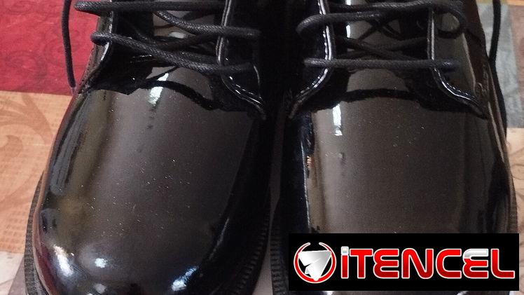 Zapatos de hombre y sandalia de mujer