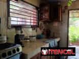 Se vende casa en Reparto Los Cocos en Boyeros con patio de tierra poseedor de árboles frutales.