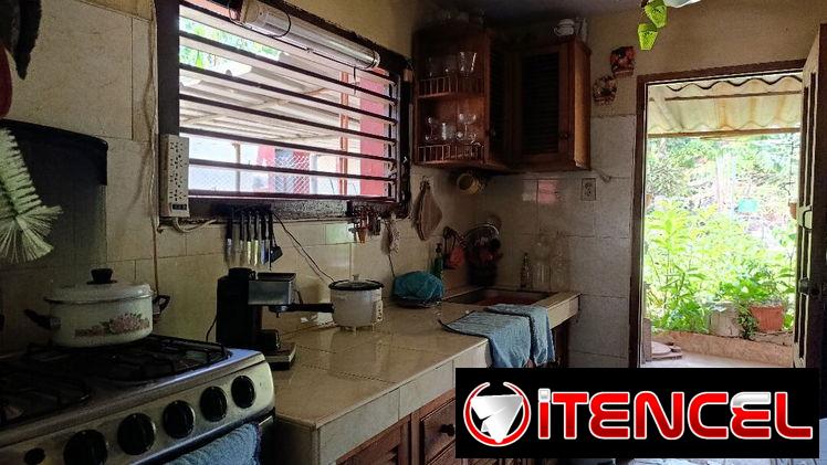 Se vende casa en Reparto Los Cocos en Boyeros con patio de tierra poseedor de árboles frutales.