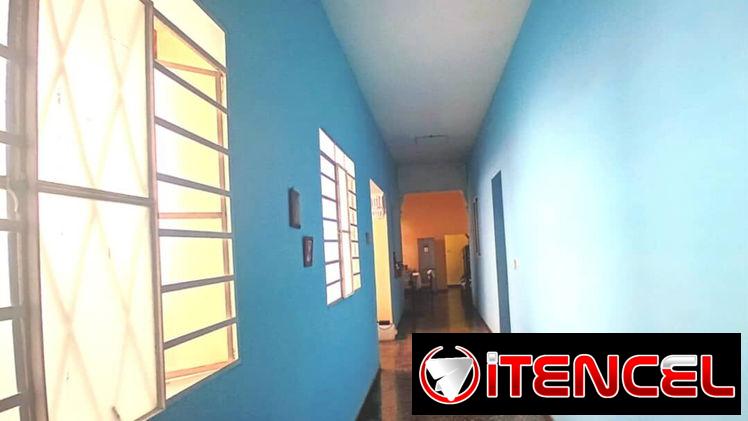 Casa independiente en bajos,puerta calle en ampliación de almendares