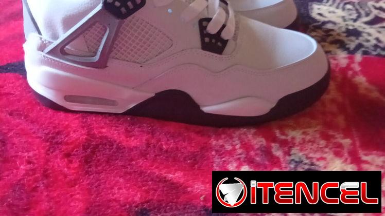 Tenis jordan retro 4