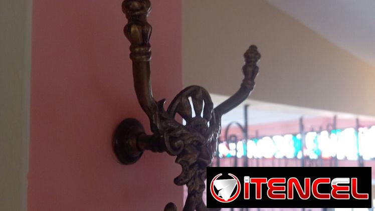 Vendo colgante antiguo de bronce de pared.