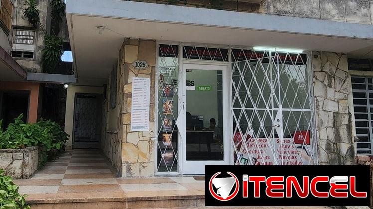 Alquiler de local puerta de calle con frente de cristal sedado 27 y 10. Ideal para mercadeo o tienda