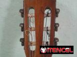 Se vende guitarra clásica con 2 juegos de cuerdas de respuesto
