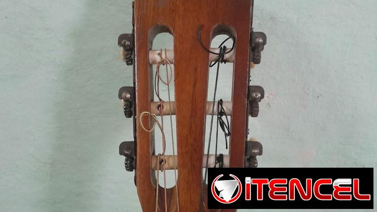 Se vende guitarra clásica con 2 juegos de cuerdas de respuesto
