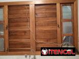 Ventana de madera de persianas