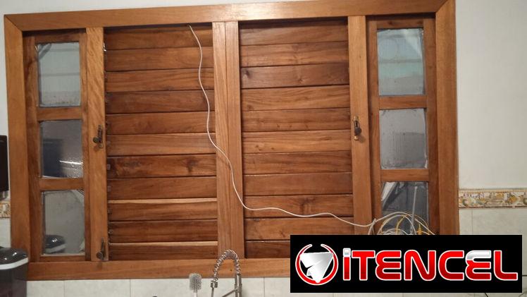 Ventana de madera de persianas