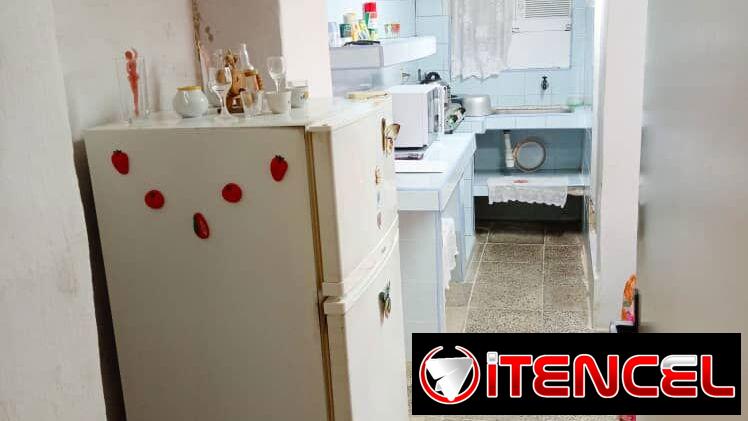 Permuto dando vuelto, apartamento modesto en vedado para casa cerca de las playas del este