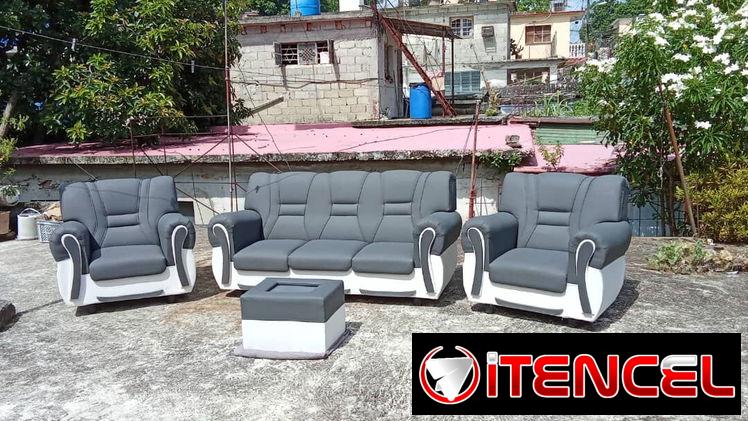 Muebles. Sofá, Butacas y Mesa de Centro