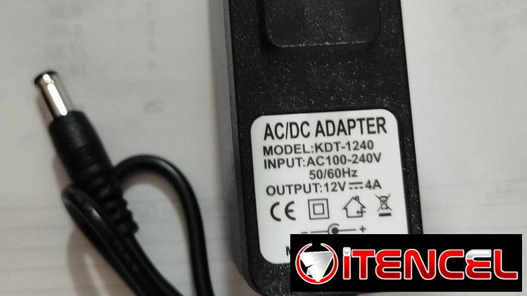 Cargador de 12V 4A para diversos dispositivos.