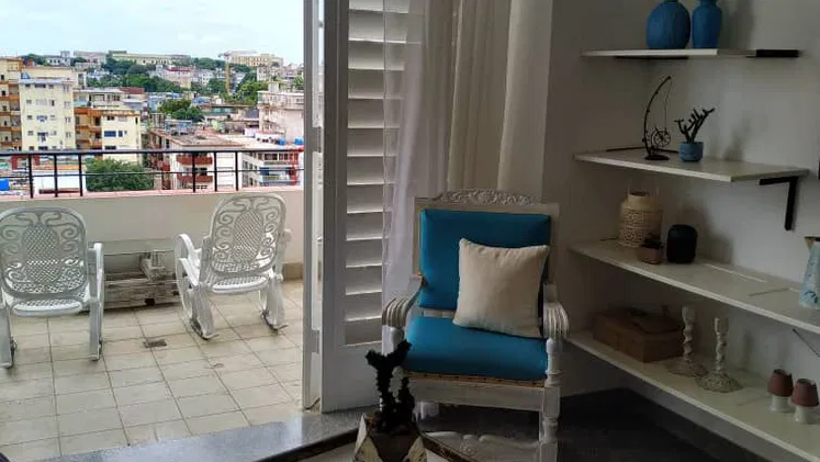 Venta de apartamento en el 10 piso en línea y L