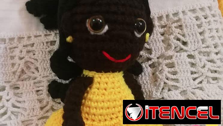 Muñeca afrorizada amigurumi hecha a crochet. Escribe vía WhatsApp al 58473244 para ver disponibilidades y otras ofertas
