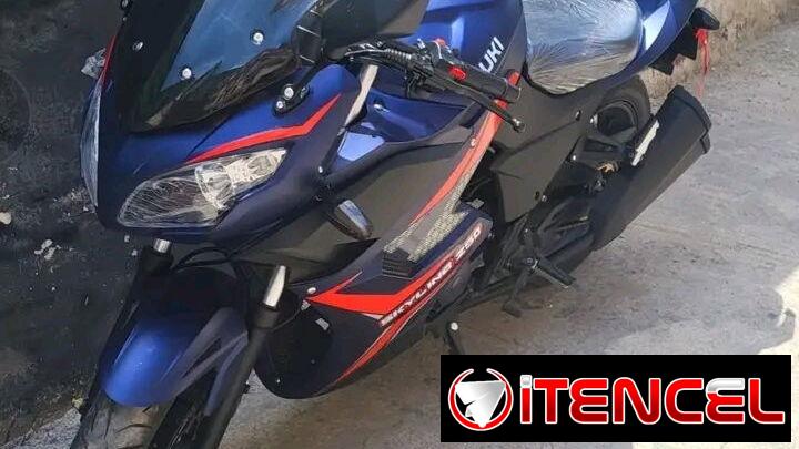 Tiene chapa, certifico listo para traspaso, resonador four rider, luces láser Led y 2 cascos