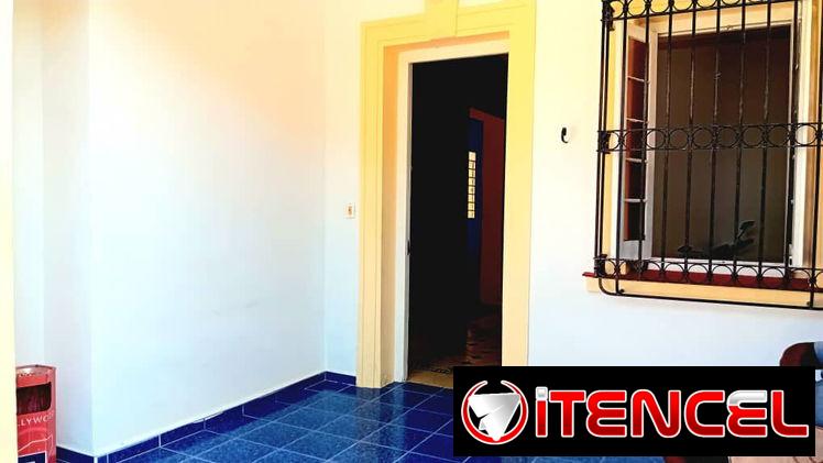 Casa independiente en bajos,puerta calle en ampliación de almendares