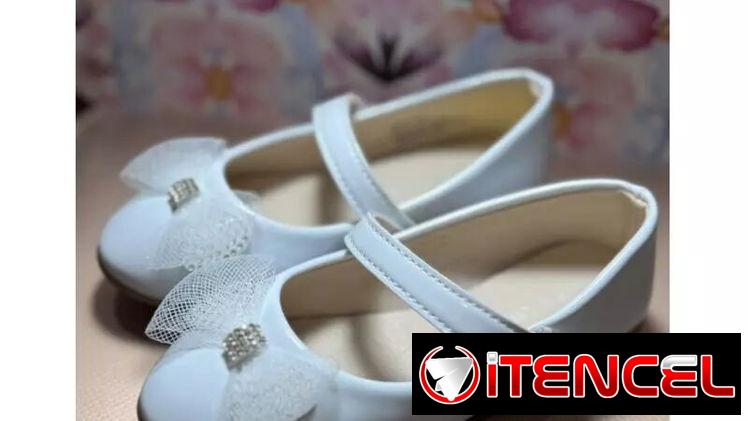 Sandalias Blancas de Niña. Zapatos de Salir. Número 26, talla 9