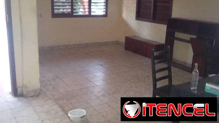 Amplia casa capitalista, de dos plantas en Víbora Park !!!