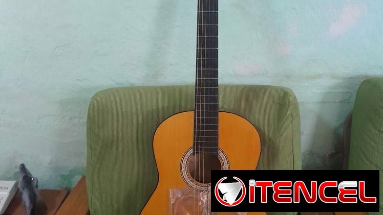 Se vende guitarra clásica con 2 juegos de cuerdas de respuesto