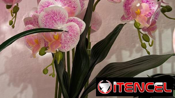 Orquídea artificial en su maceta 🌺