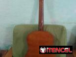 Se vende guitarra clásica con 2 juegos de cuerdas de respuesto