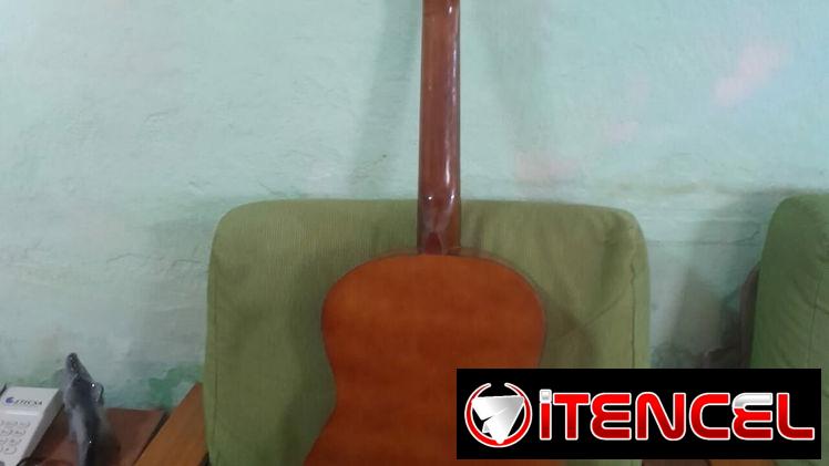 Se vende guitarra clásica con 2 juegos de cuerdas de respuesto