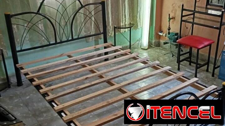 Juego de cuarto de tubo, cama camera o 3/4 con mesas de noche, coguera con espejo y banqueta.