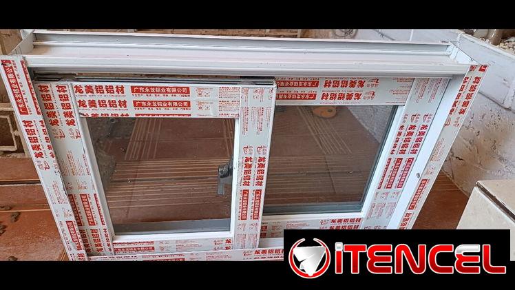 Ventana de aluminio y cristal en blanco con su reja en 65 USD o al cambio playa 50064658