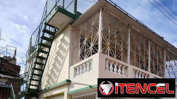 Casa de 3 plantas con garage de 4 cuartos en Marianao